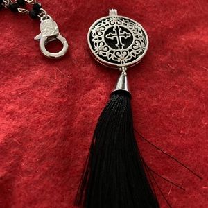 🆕DIFFUSER PENDANT ON 24” BEADED SILVER TONE AND BLACK CHAIN. TWO CLASPS. NWOT